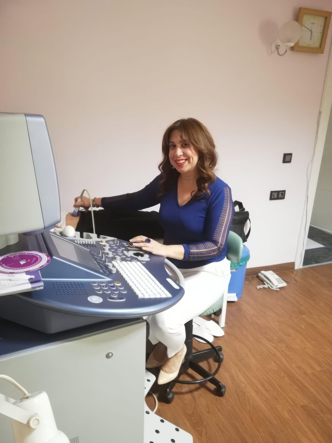 Prof. Dr. Melahat Atasever — muayene odasında ultrason değerlendirmesinde